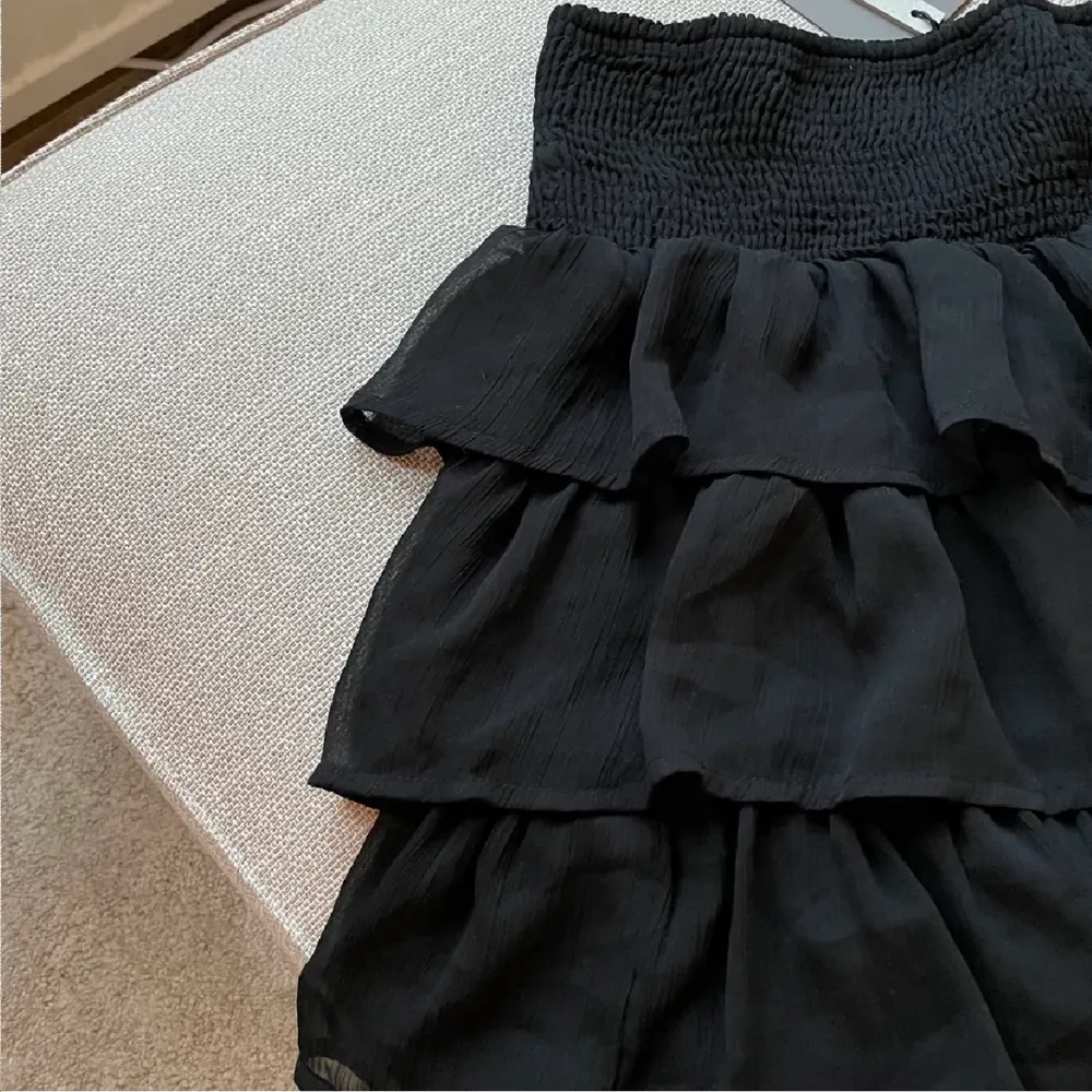 Trendig svart volangkjol från Vero Moda, köpt ny här på Plick och endast använd 1 gång. Storlek M🥰 200kr + frakt . Kjolar.