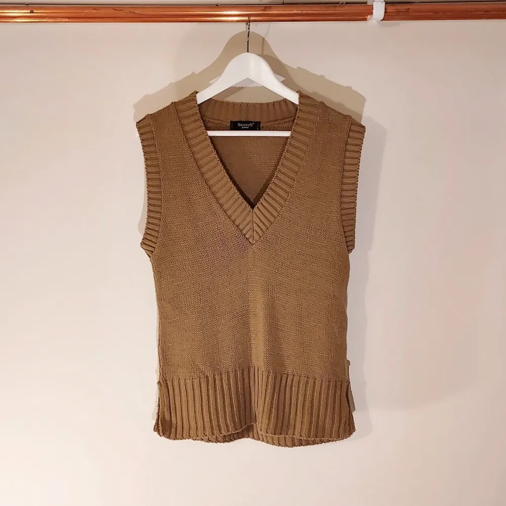 sweater vest från sisters point 🐎 köpt för ett tag sedan men bara använt en gång så fortfarande i nyskick !! (2a och 3e bilden är från pinterest, inte mina‼️) jätteskön & mysig att ha både på vintern/hösten och på sommaren 🍂 priset går att diskutera, så kom med egna förslag 😇 om fler skulle vara intresserade blir det budgivning!! . Tröjor & Koftor.