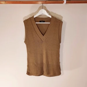 sweater vest - sweater vest från sisters point 🐎 köpt för ett tag sedan men bara använt en gång så fortfarande i nyskick !! (2a och 3e bilden är från pinterest, inte mina‼️) jätteskön & mysig att ha både på vintern/hösten och på sommaren 🍂 priset går att diskutera, så kom med egna förslag 😇 om fler skulle vara intresserade blir det budgivning!! 