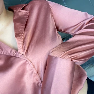Croppad rosa skjorta från NA-KD  - Säljer denna skjorta/blus från Misslisibell X NA-KD, säljer för att den inte kommit till användning. Fint skick💕