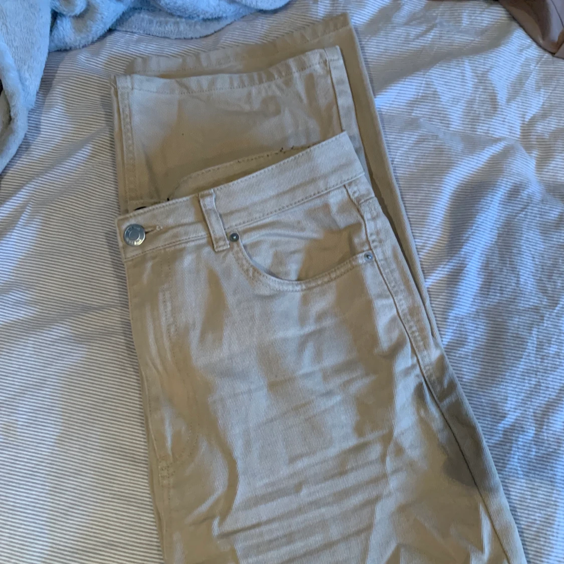 Beiga jeans från Bikbok