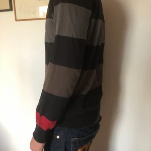 Volcolm sweater tidigt 2000-tal strl M - Najs sweater från tidigt 2000-tal. Sitter najs på mig som är 182 cm. Har mysigt material och är ganska tunn. Använd ganska flitigt men i bra skick i bortsett från ett litet hål i armhålan, detta åtgårdas dock lätt med typ 2 stygn! Har bara inte pallat själv. Du betalar frakt.