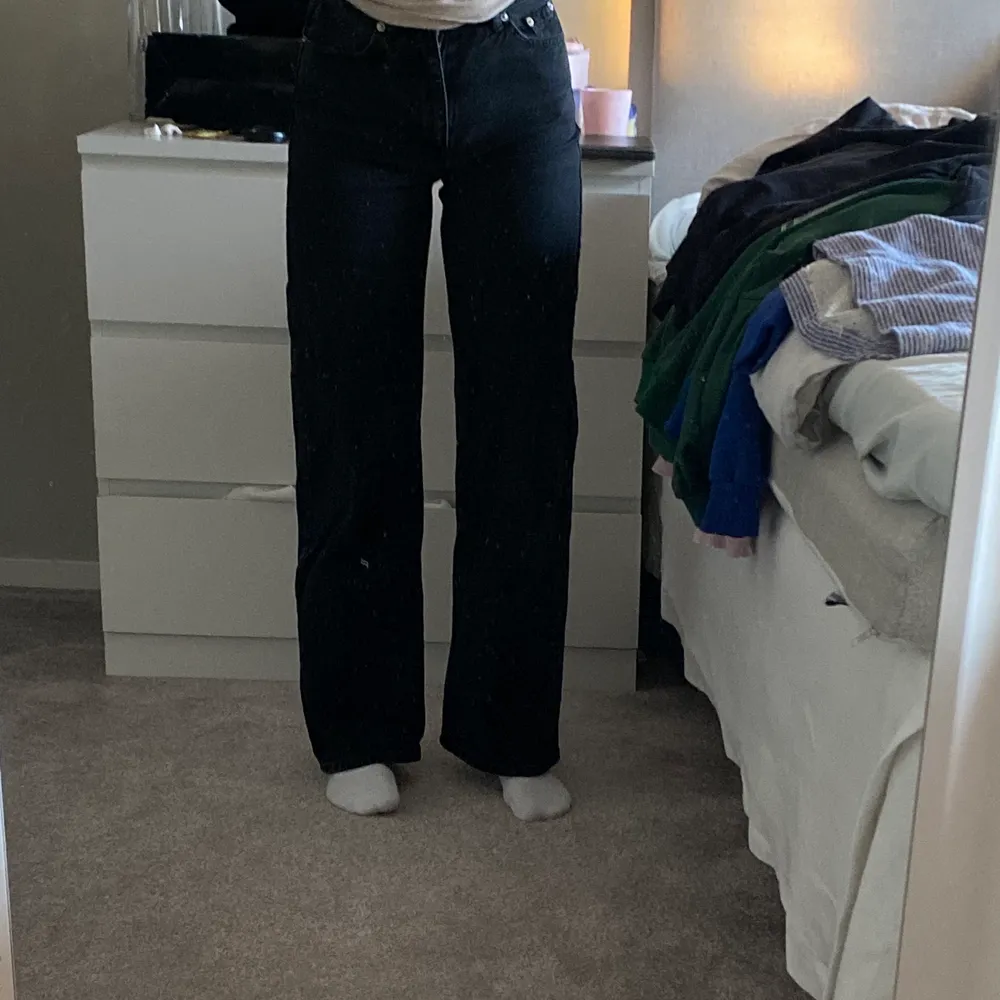 Jättefina byxor som jag tyvärr växt ur . Köpta på Junkyard och är i nyskick . Jag är 163 cm lång . . Jeans & Byxor.
