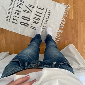 Lågmidjade jeans - Vintage lågmidjade blå jeans. Jeansen är köpte secondhand och är därmed lite slitna (tycker de gör dem snyggare). Är 172cm 