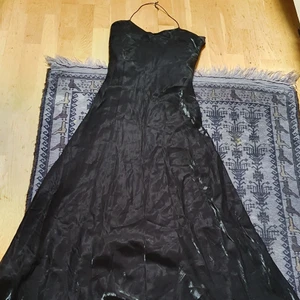 Open rygg fest klänning  - I mycket bra skick och passar till allt, köpte I London 