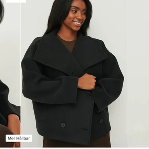 Sökes, kort kappa nakd -  Söker denna i strl 36, 38 eller 40! Skriv gärna om ni har då den är slutsåld 😩❤️