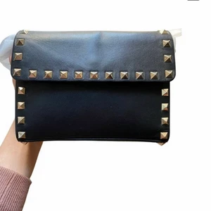 Äkta Valentinoväska  - Äkta valentinoväska i kalvskinn, perfekt skick, nästan oanvänd. Modellen är slutsåld på hemsidan. Säljer pga att jag har en likadan. Intressekoll. Äkthetsbevis finns kvar