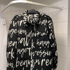 Jacka från zara - Coolt tryck. Cond 9/10. Storleken är XL men känns som L