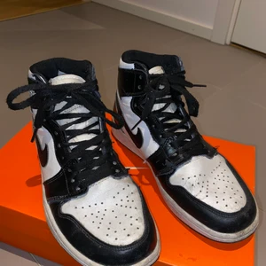 Air jordan 1 - Säljer mina air jordan 1s då de tyvärr inte passar mig längre :( Köpte de här på plick har därav inget äktighetsbevis. De är i hyfsat skick (går nog att fräschas upp till viss del) , däremot är sulan rätt nedtrampad (se bild 3.) Men självaste skon är i okej skick, därav det låga priset. 