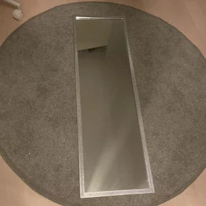 Spegel - Fin kropsspegel säljer för att den inte används längre