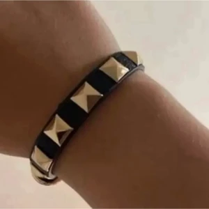 Valentino armband - (Lånad bild) helt nytt valentino liknande armband💗 
