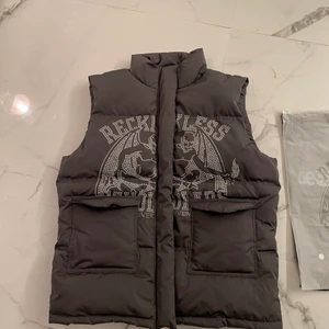 Reckless scholars vest - helt ny reckless scholars väst köpt på black friday drop in fjord. Størrelse Large tar bud og trades.