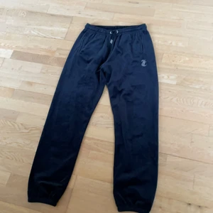 Juciy couture  - Säljer doma för dom är i fel storlek och modell köpta här på Plick och vill gärna bli av med dom💕 skriv gärna för intresse koll💕