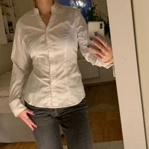 Vit skjorta  - Säljer denna snygga figursydda skjorta som tyvärr inte kommer tills användning 💞 köparen står för frakten men jag möter även upp i Lund💞 