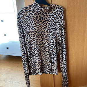 Lejopardmönstrad polotröja  - Mycket skön och fin polotröja från GinaTricot. Köpare står för eventuell frakt.