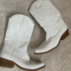Cowboy boots - Superfina boots köpta på second hand, kommer tyvärr inte till användning. Köpare står för frakt💗