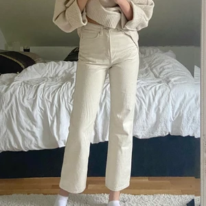 Weekday jeans - Vita/ cremefärgade högmidjade jeans från weekday i modellen row!! W27 L30 skulle annars säga att de passar storlek 34/36. Ankellånga på mig som är 180 💗