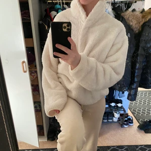 Mysig tröja - En jättemysig tröja som är så lurvig och skön. Den är inte genomskinlig. Har ingen användning av det så den har blivit liggandes enda sen inköpet. Köparen står för frakten och inga defekter❤️ Man kan öppna den framtill med knappar.💞