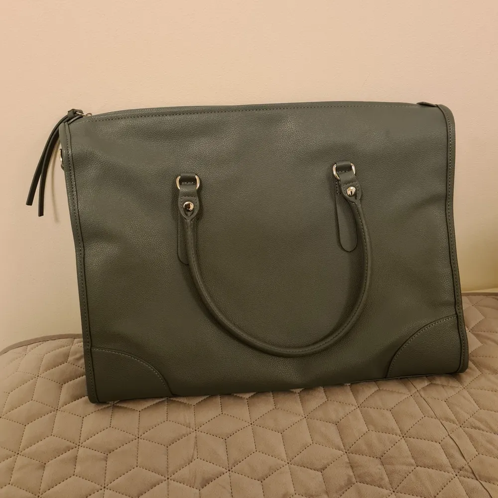 Blå weekendbag med axelrem och handtag . Laukut & Käsilaukut.