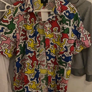 Färgglad Skjorta  - Skjorta från H&M aldrig använd, storlek M, helt ny med lappen kvar och allt!