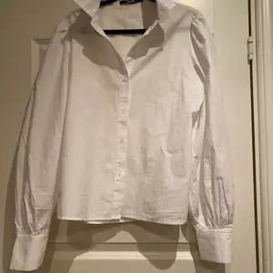 Jättefin vit skjorta med puffärmar! Funkar lika bra knäppt som uppknäppt🥰 endast andvänd då jag tog bilderna. Storlek M💞