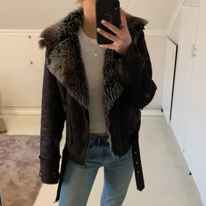 Varm skön jacka storlek S - Snygg och annorlunda jacka från VILA!!! Storlek S, superskönt och varm jacka att styla till sig på hösten, vintern och våren!! Knappt använd men riktigt cool! Fuskpäls och den är brun med snygga guldiga detaljer!! 250kr