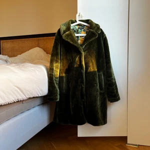 Grön jacka med fint foder, Teddy-känsla  - Härligt A-formad jacka i grönt. Fint foder inuti. Mysigt och varm! Fake päls/teddy-känsla 