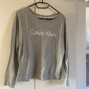 Säljer denna sweatshirt från calvin klein då den aldrig kommer till användning. Storlek M. 150kr + frakt 66kr. 