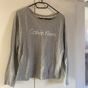 Calvin Klein - Säljer denna sweatshirt från calvin klein då den aldrig kommer till användning. Storlek M. 150kr + frakt 66kr. 