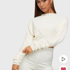 Bianca x Nelly.com Everyday Blouse - Säljer denna från Bianca x Nelly.com i storlek 34. Den är endast använd en gång så den är i nyskick, även slutsåld och nypriset var 400 kr.🤍