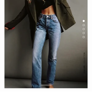 Zara jeans - Säljer dessa populära jeans från zara, helt oanvända med prislappen kvar. Storlek 40 men små i storleken så passar 38. Nypris 400