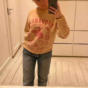Dsquared2 tröja - Äkta unisex Dsquared2 tröja i storlek M men sitter ganska oversized på mig som har xs. Köpt för över 3000 på farfetch! Kan mötas och frakta