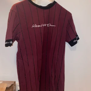 Vinröd t-shirt med stripes  - Kings Will dream t-shirt i storlek S, använd ett fåtal gånger. Säljer då jag har växt ut den.