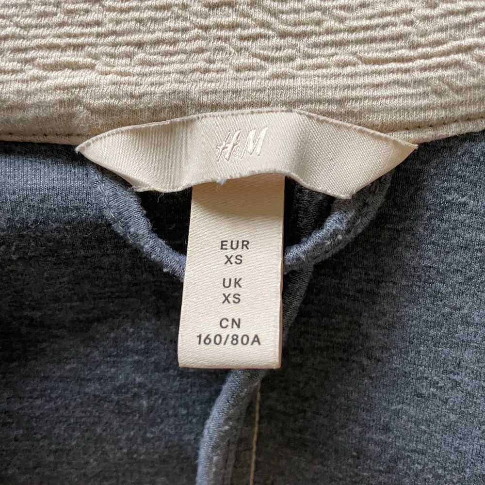 En beige tröja från H&M. Går att ha som jacka på sommar/vår. Storlek XS men passar även S/M . Tröjor & Koftor.
