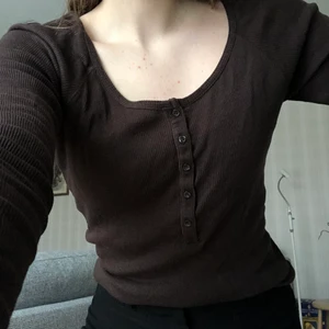 Brun tröja - Långärmad, ribbad, brun tröja från H&M. Har tyvärr några små, få hål (syns på sista bilden), men dessa märks knappt. Storlek M. Finns fler bilder. Köpare står för frakt.