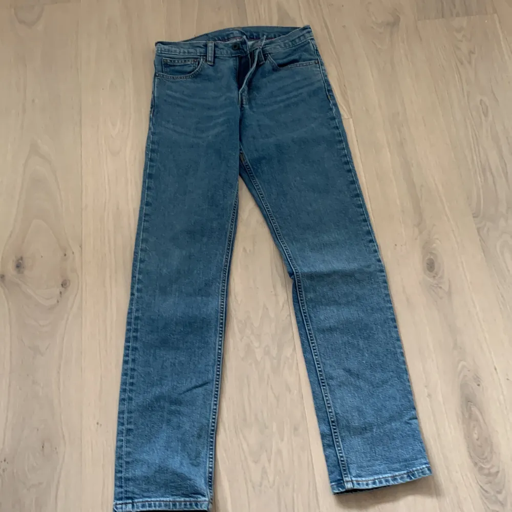 Ett par Levis byxor jag har haft i två år. Försiktigt använda och inga flackar eller hål i byxorna. Jeans & Byxor.