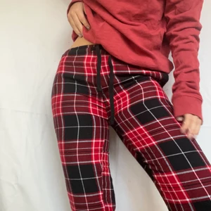 Rutiga mjukisbyxor  - Trendiga rutiga byxor! Märkta storlek L men Jag brukar ha M/L i byxor och de är aningen för små runt mina lår. Skulle nog passa en S bättre. Plagget är i gott second hand skick och har inga synliga defekter. Köpare står för 57kr spårbar frakt 