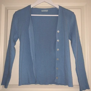 Sisters point cardigan  - Sælger denne cardigan som er fra sisters point. Den er brugt 1-3 gange, men ingen tegn på slid.    :                                                Mindst pris : 100kr.                   Ny pris : 400kr