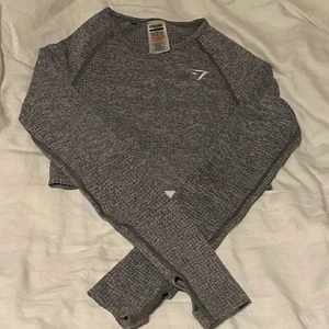 Gymshark topp - Säljer då den inte kommer till någon användning längre, den är endast använd några få gånger ☺️ spårbar frakt !