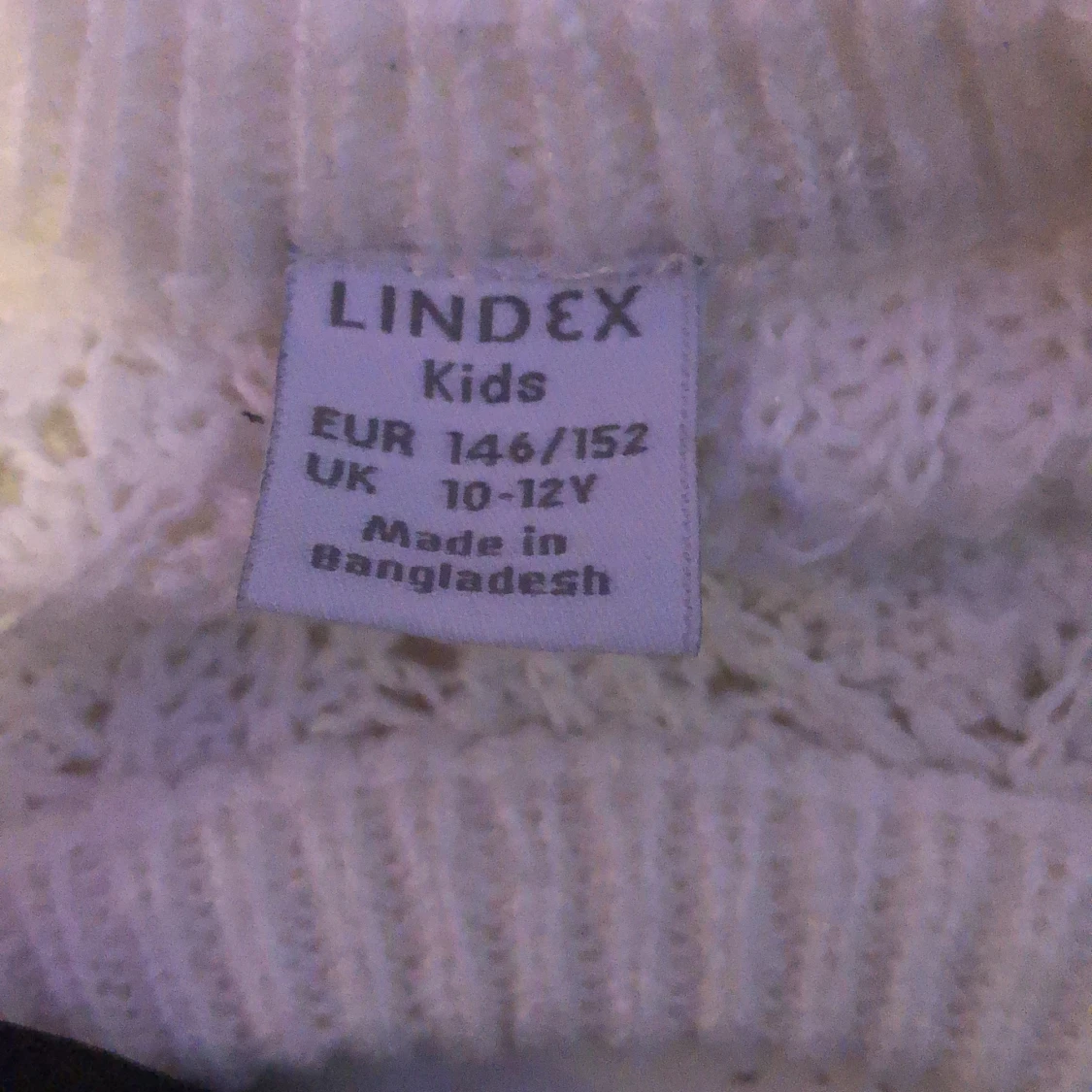 vitt stickad tröja med en rosett  - 90