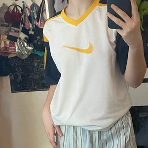 Retro nike t shirt! - Retro T-shirt från Nike i väldigt fint skick, hittar ingen storlek men skulle säga ca M. 75kr + 52kr frakt = 127kr eller mötas i uppsala!