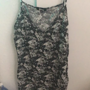 Mönstrat linne - Väldigt fint linne! Storlek s men passar folk med m. 