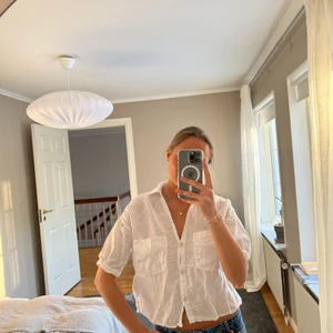 Linneskjorta  - Säljer denna super snygga topp i linne från Zara! Använd en gång! 