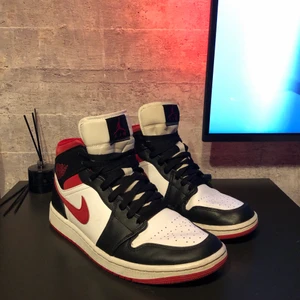 Jordan 1 mid - Säljer mina Jordan 1 gym red. Dom är i väldigt bra skick, och har inte använts så mycket. Strl 43. Tyvärr finns ingen låda eller kvitto på dom:/ nypris på dom här är ca 2300kr vid fler frågor skriv i pm. Hämtas eller fraktas vid frakt står köpare för frakt!!