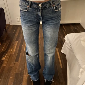 Zara jeans  - Super snygga jeans med hål på ena knät ifrån Zara! Säljer då dem inte längre kommer till användning🙏🏼 Säljer ett par likande jeans i svart!