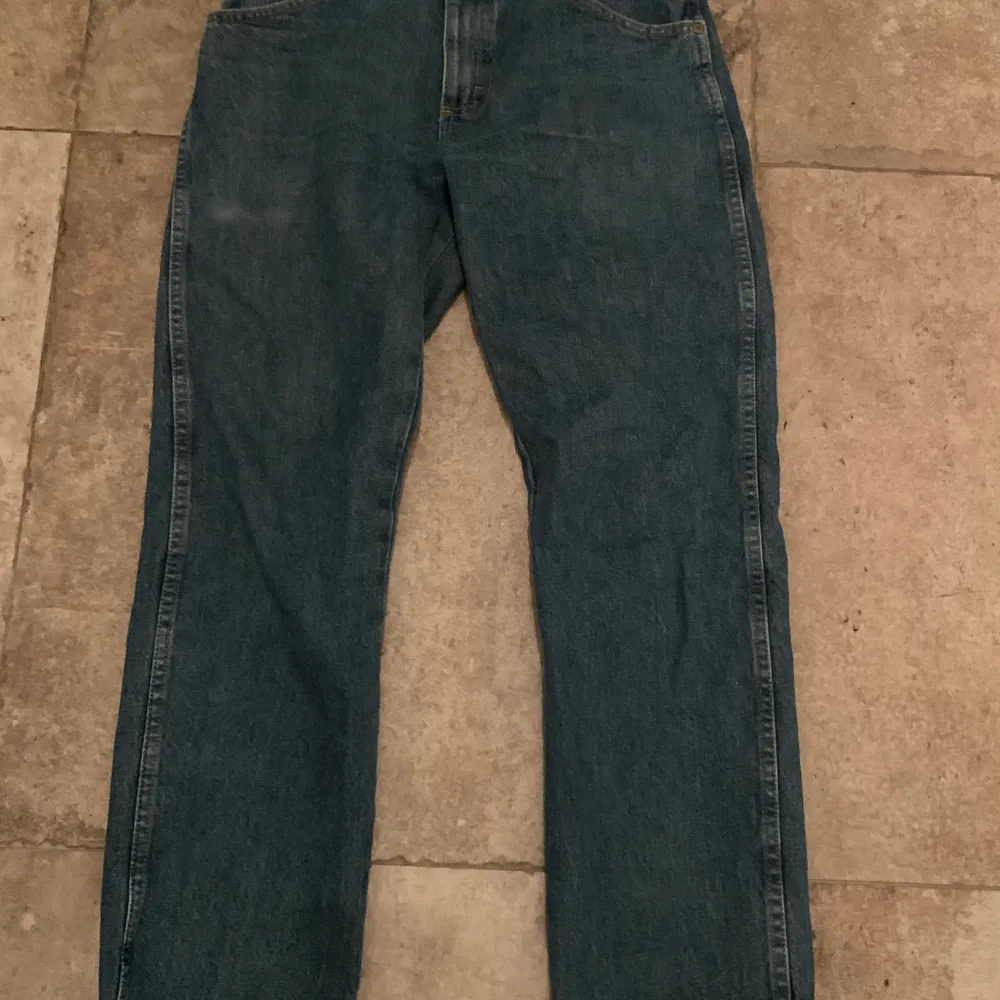 Säljer mina vintage wrangler jeans regular fit då jag tycker att de har blivit lite för tajta på mig . Jeans & Byxor.