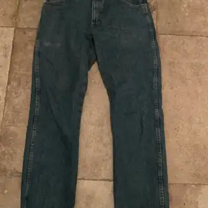 Säljer mina vintage wrangler jeans regular fit då jag tycker att de har blivit lite för tajta på mig 