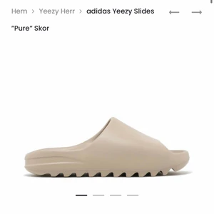 Yeezy slides  - Säljer ett par intill på oanvända yeezy slides, det är storlek 42 men motsvarar en 38/39! Så snygga på sommaren!😍 alla tillbehör finns kvar och dom är såklart äkta! Skriv för egna bilder (: 