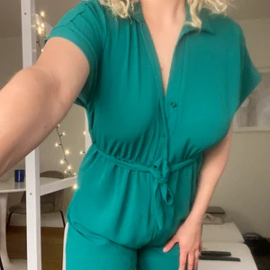 Byxdress - Byxdress köpt i en grekisk affär i Oktober 2021. Bara använt den en gång, köparen står för frakt ♥️