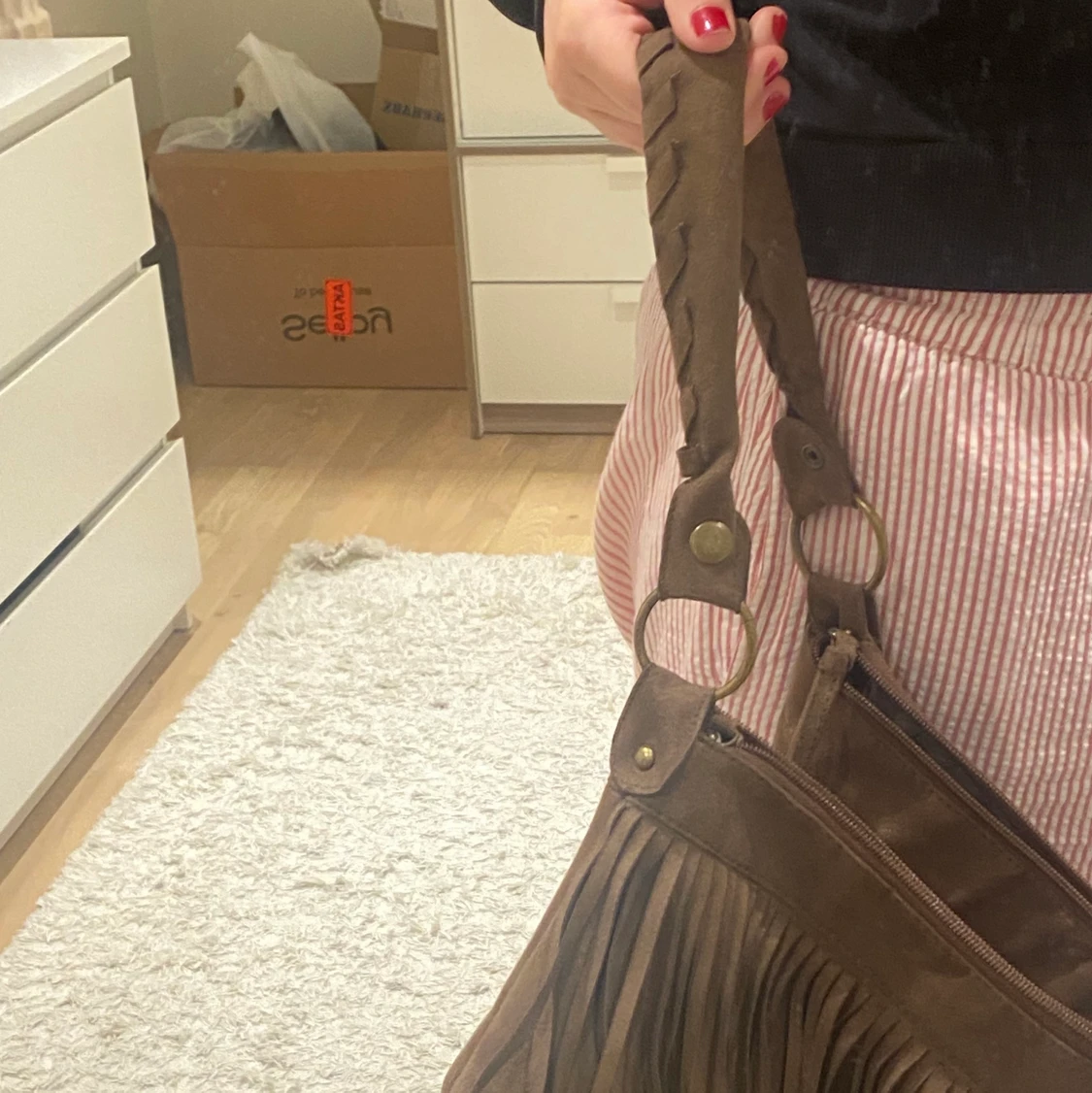 Brun väska i mocka med fransar - 91